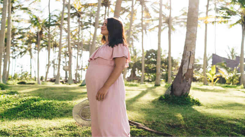 pregnant-woman-wearing-maxi