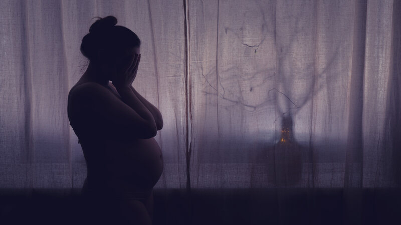 depressed pregnant woman 