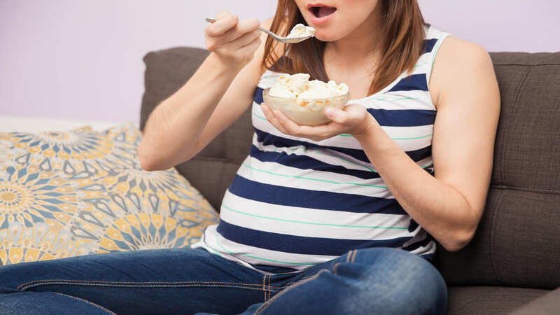 pregnant-women-eating-ice-cream