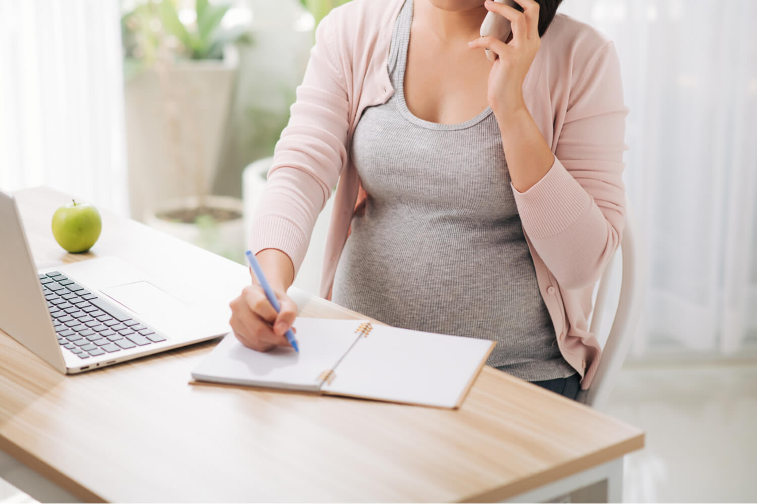 12 Tips To Be Comfortable At Work During Pregnancy - Being The Parent