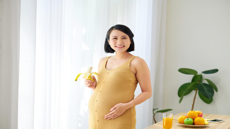 pregnant-women-eating-banana