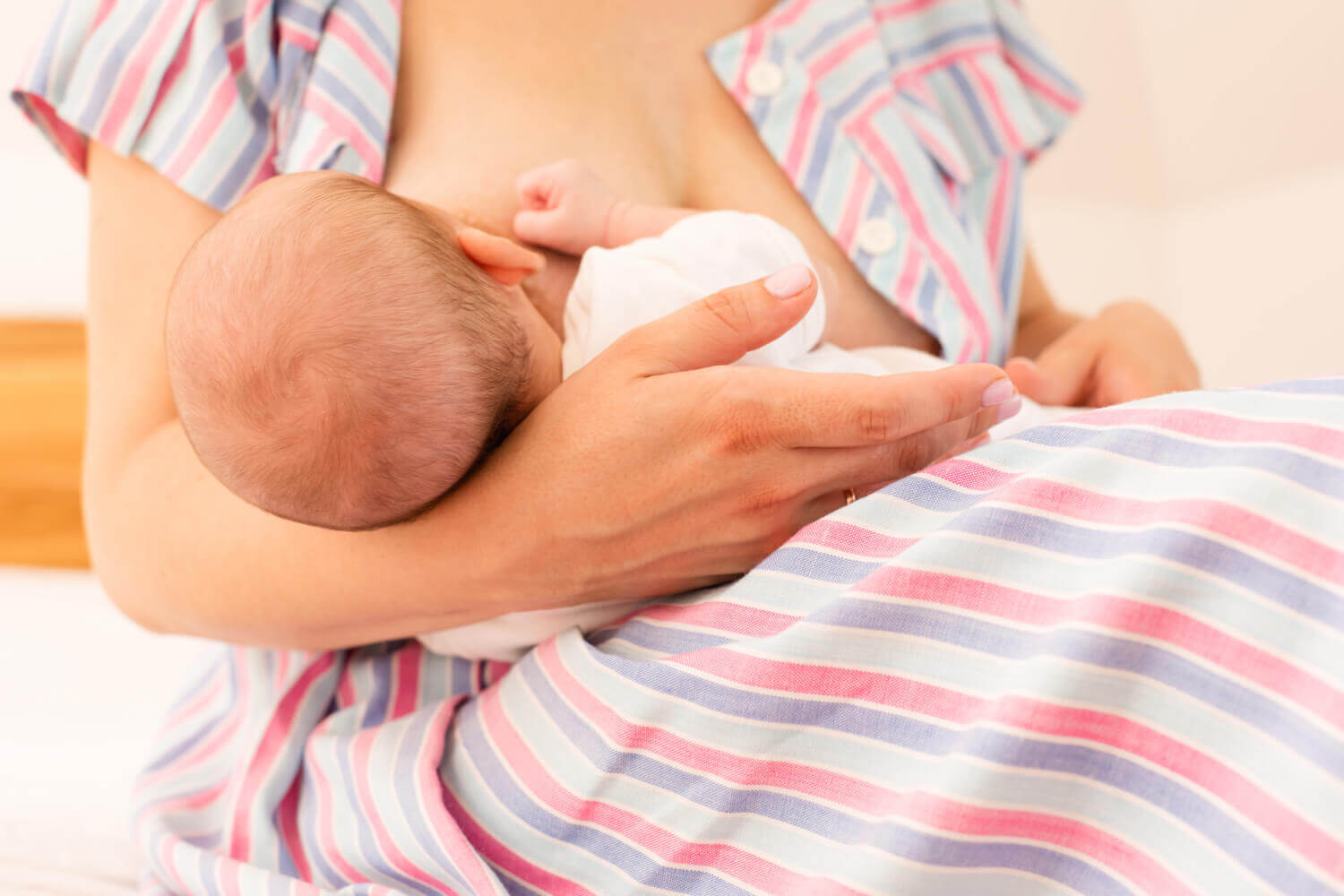 How to Get Your Baby to Breastfeed From Both Breasts 