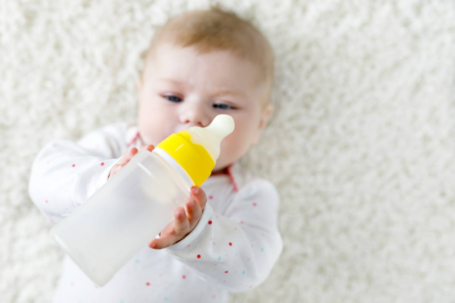 when-can-a-baby-hold-her-bottle-and-top-tips-to-help-her-with-it