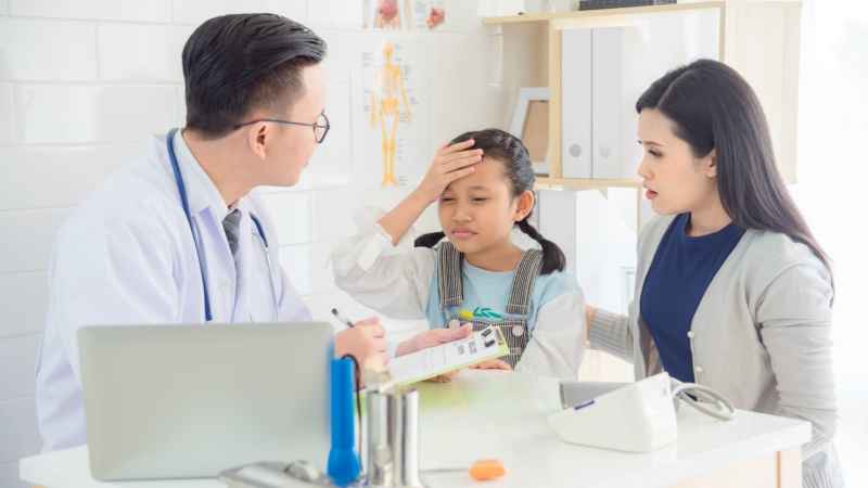 kid complaining headache to doctor