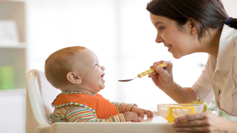 mom-giving-puree-in-spoon