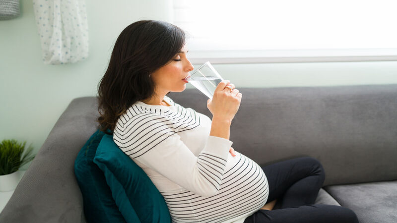 pregnant-woman-drinking-water