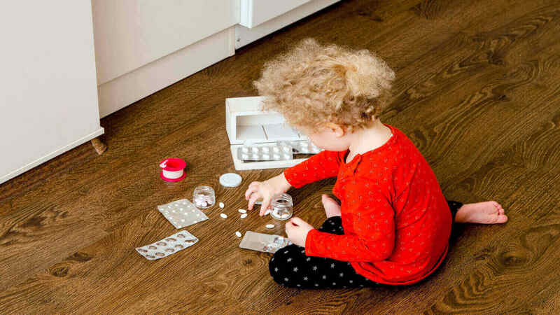 kid-playing-with-tablets