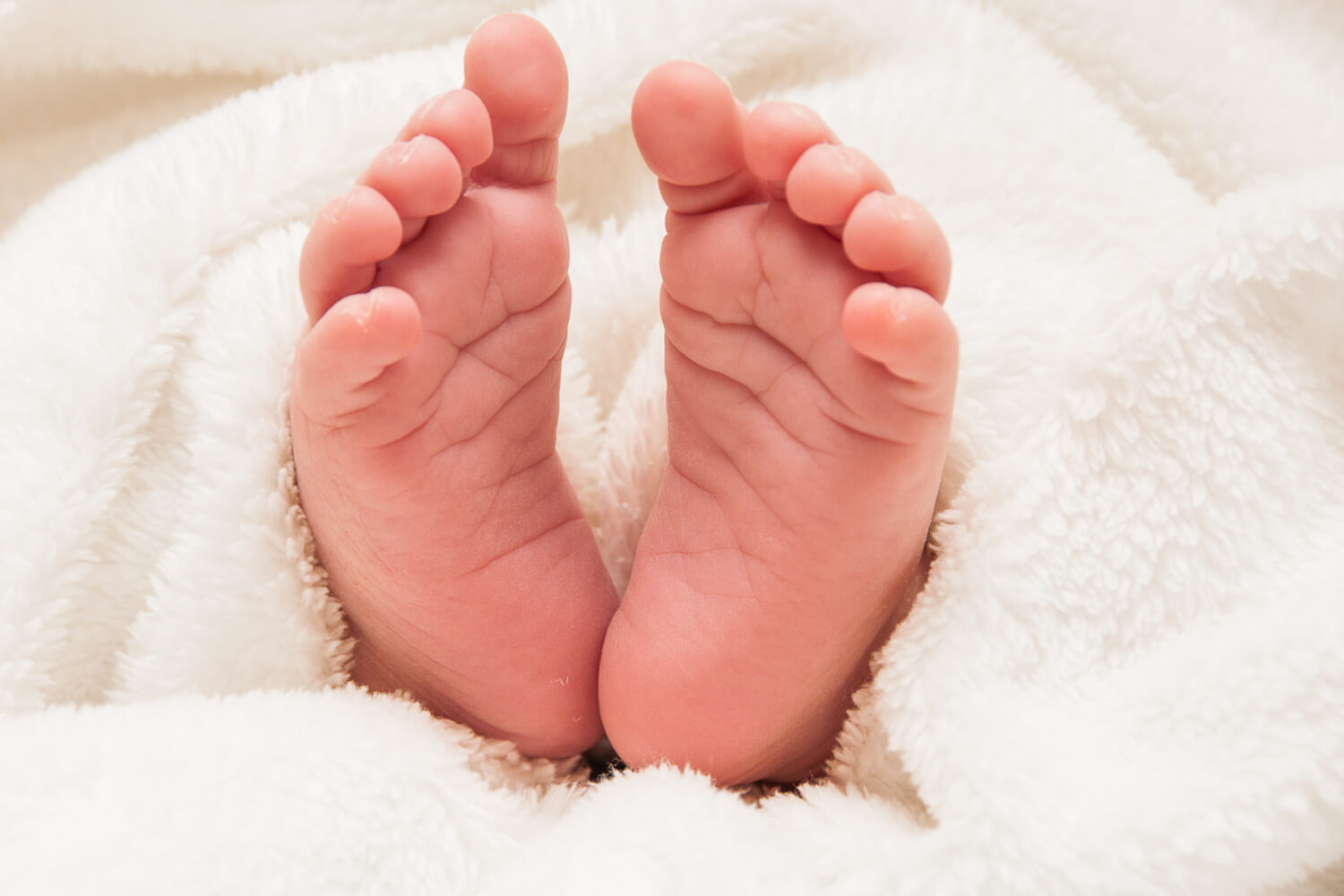 cold-hands-and-feet-in-babies-is-it-normal-being-the-parent