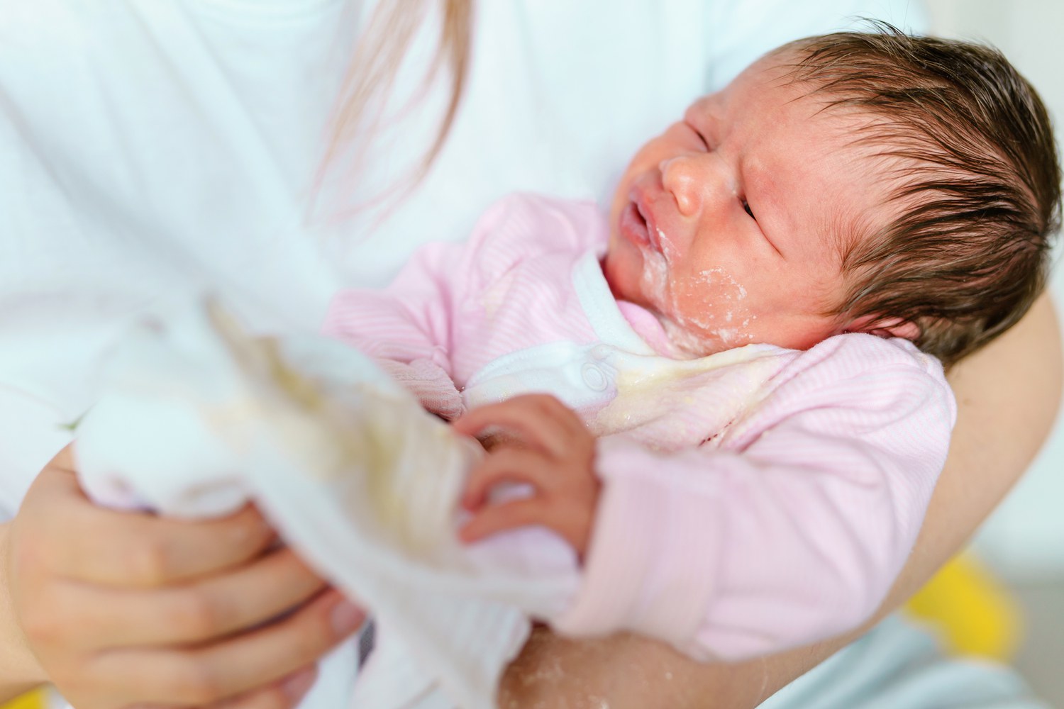 vomiting-in-babies-causes-symptoms-and-treatment-being-the-parent