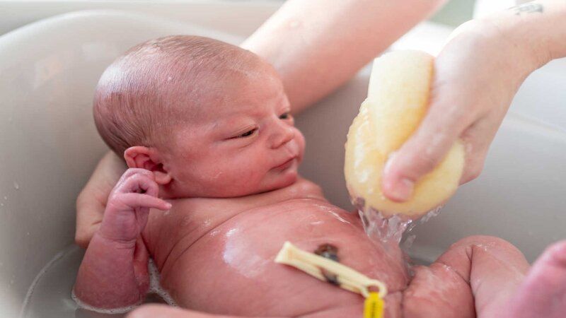 sponge-bath-a-newborn-baby