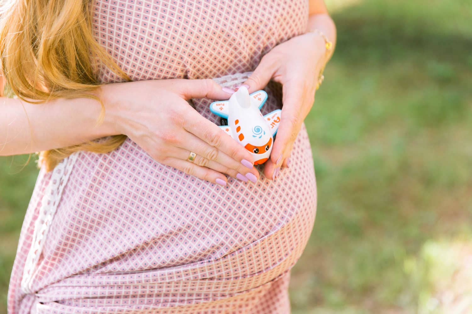 air-travel-during-pregnancy-being-the-parent