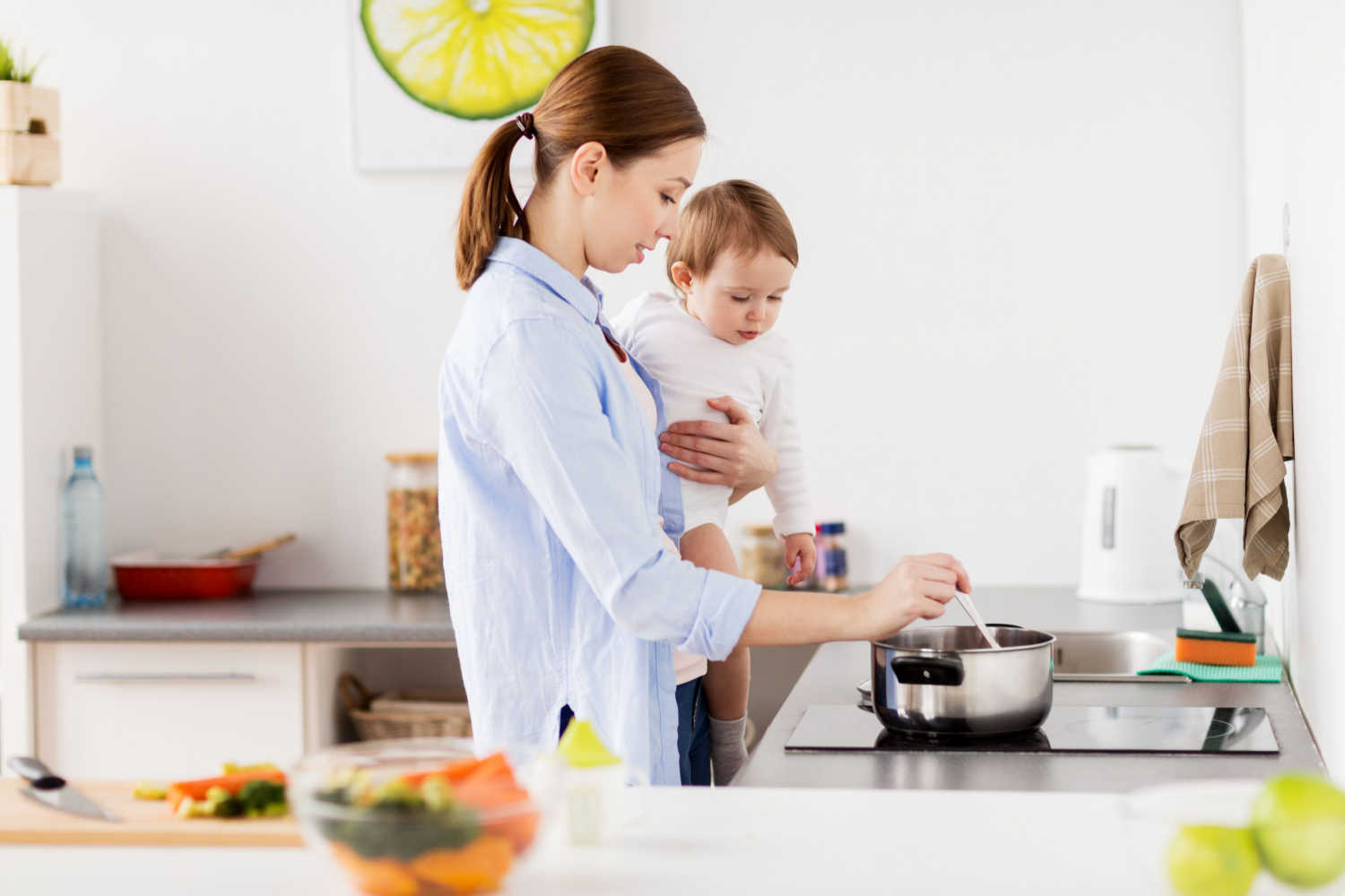 My mother cooks every day. Мама с ребенком на кухне. Кухня матерей в больнице. Cooking with Baby.