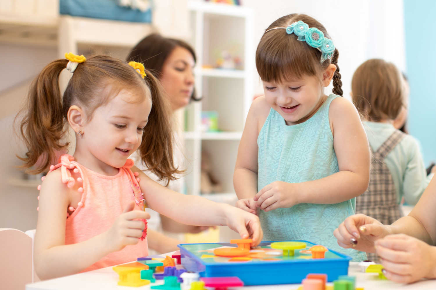 Parallel Play in Toddlers - Why it is Important and Top Ways to ...