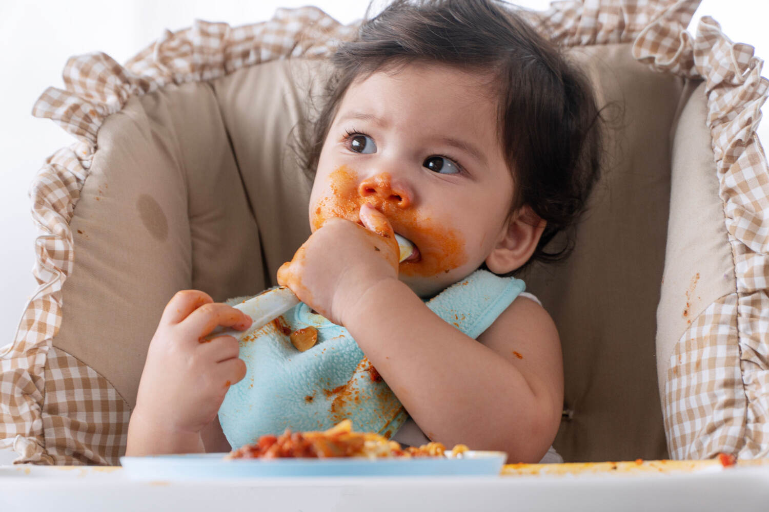 5-ways-to-teach-toddler-to-eat-independently-being-the-parent