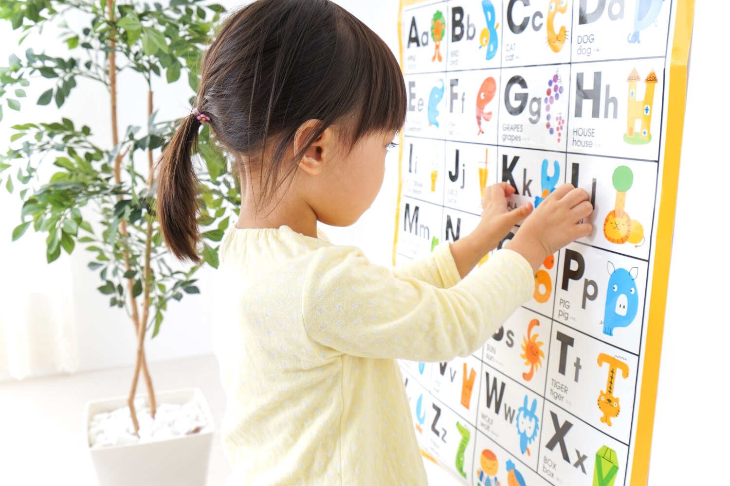 Toddler matching alphabets