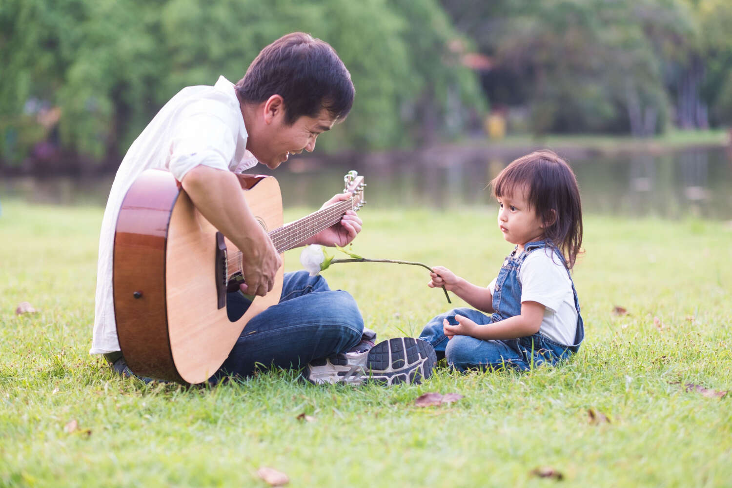 Singing songs together with toddler helps uplift language development