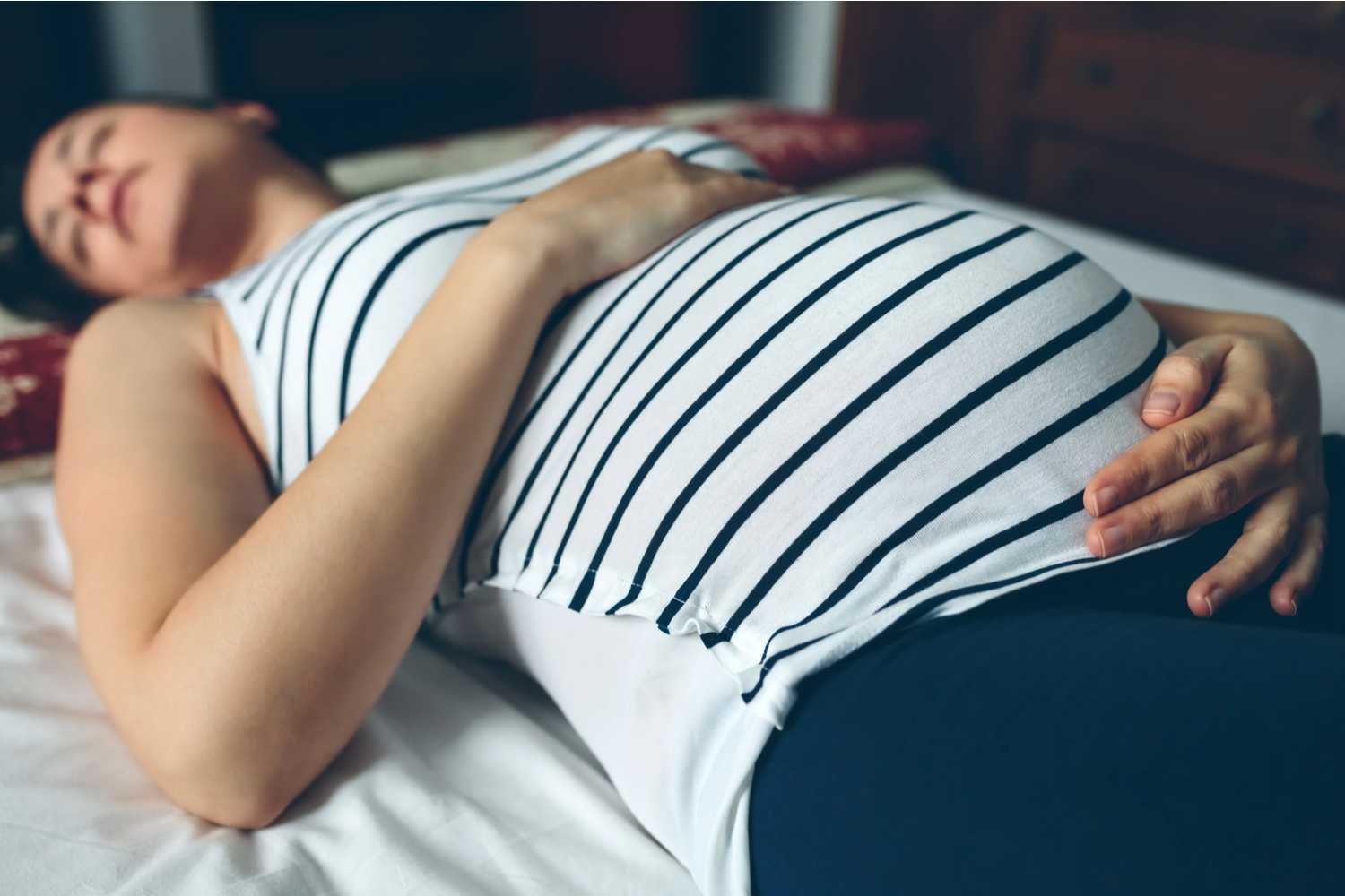 sleeping-on-back-during-pregnancy-being-the-parent