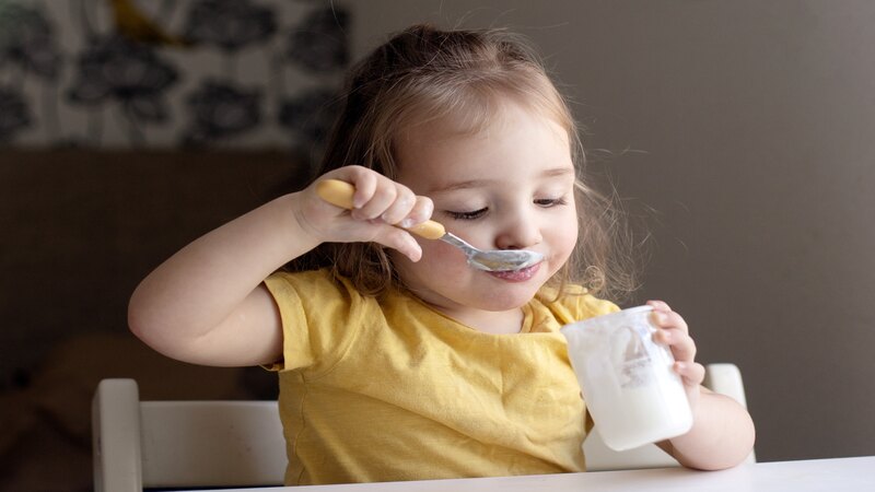 When do toddlers start using cutlery