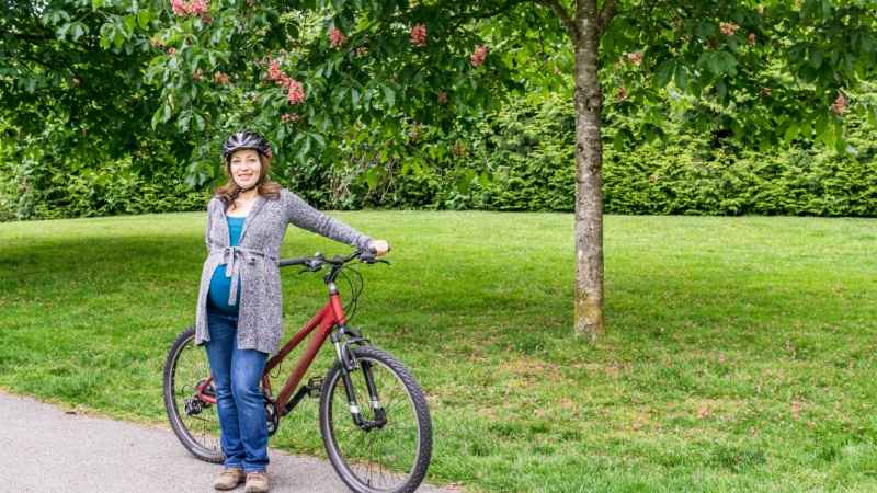 pregnant woman cycling