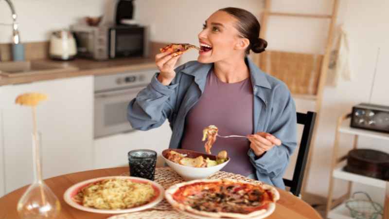 pregnant woman eating out