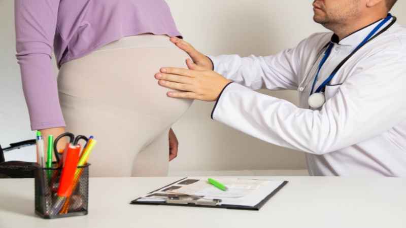 Doctor checking pregnant womeN