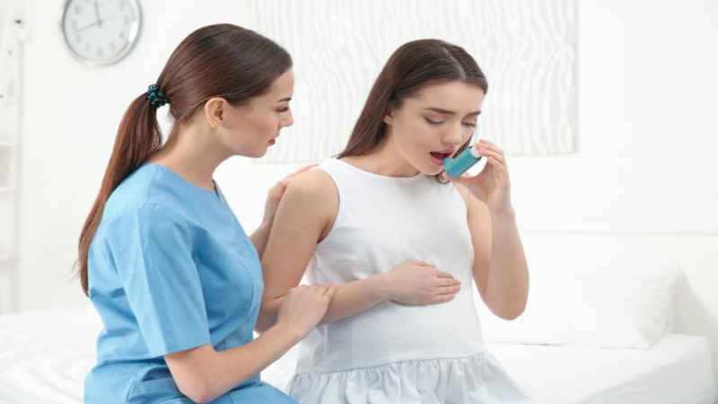 pregnant woman using inhaler