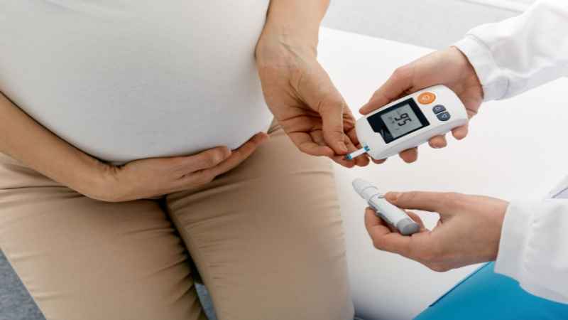 pregnant women checking blood sugar level