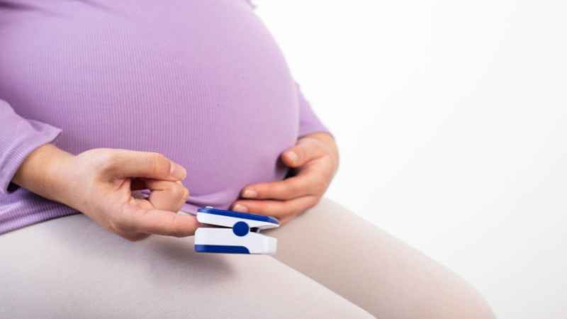 pregnant women checking oxygen level