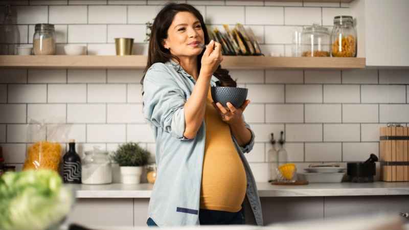 pregnant women eating breakfast