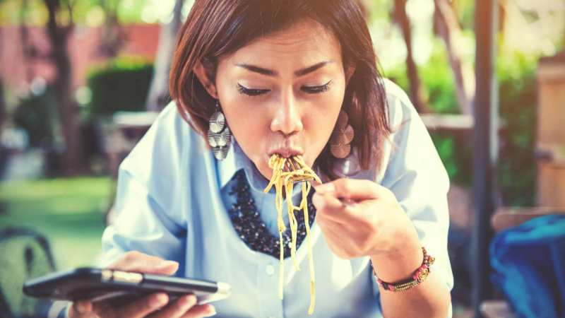 pregnant woman eating maggi