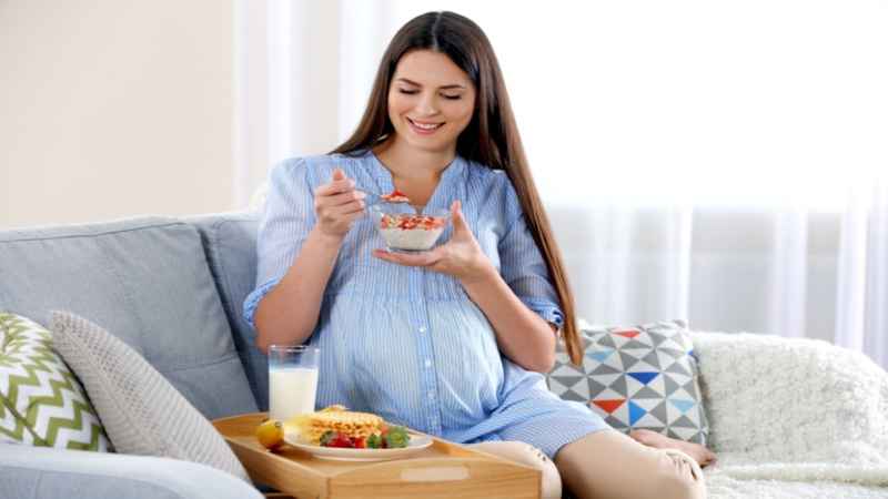 pregnant women having salad